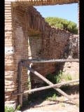 07183 ostia - regio i - insula xii - edificio (i,xii,9) - treppe - nordseite - tuer - 06-2024.jpg